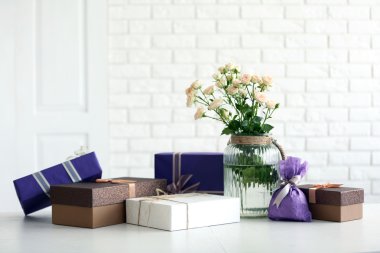 Kompozisyon renkli hediye kutuları ve çiçek