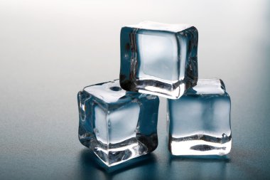 Buz gri arka plan üzerinde mükemmel, yakın çekim