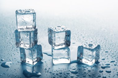 Merdiven etrafında, damla olarak açılmıştır eriyen buz küpleri yakın çekim