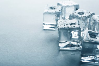 Eriyen buz küpleri temizleyin, yakın çekim