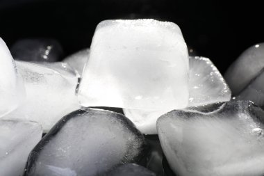 Koyu sıvı arka plan keçeleşmiş buz küpleri