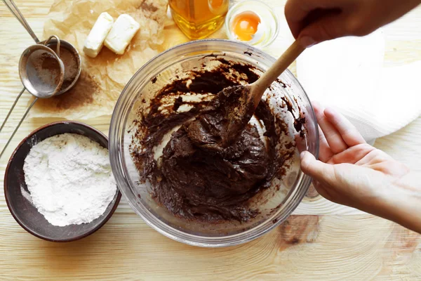 Menyiapkan adonan untuk kue coklat di atas meja tutup — Stok Foto