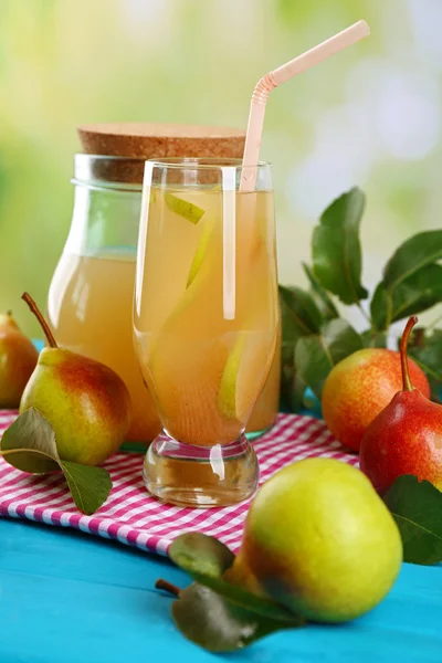 Succo di pera fresco con frutta su sfondo brillante — Foto Stock