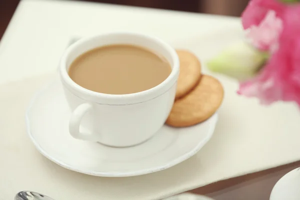 Taza de café en la mesa de cerca —  Fotos de Stock