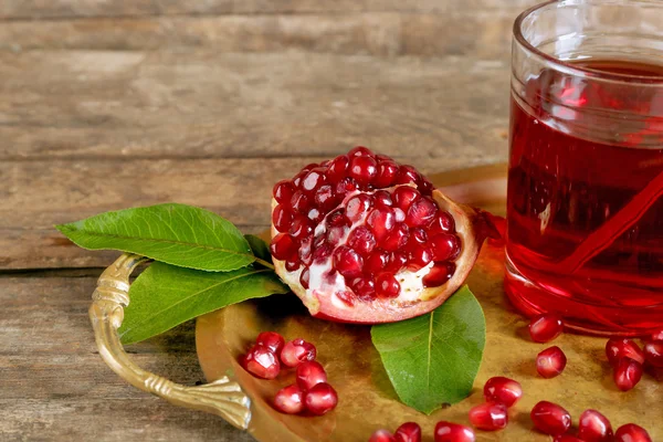 Succo di granato fresco con frutta in tavola da vicino — Foto Stock