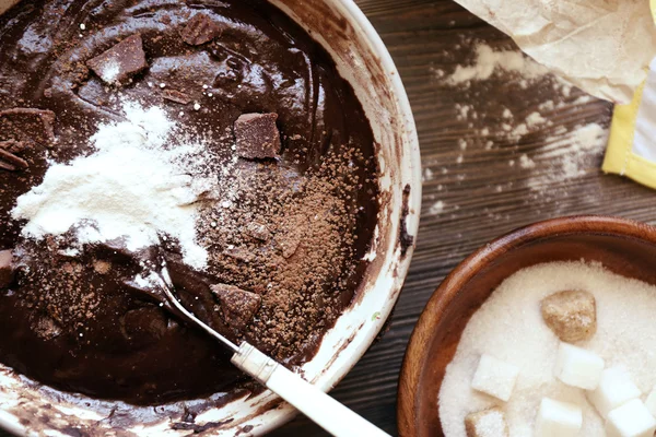 Preparación de la masa para el pastel de chocolate en la mesa de cerca — Foto de Stock