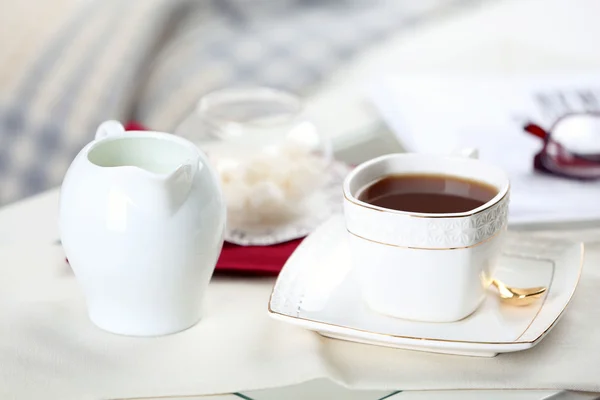 Tasse Tee auf dem Tisch im Wohnzimmer — Stockfoto