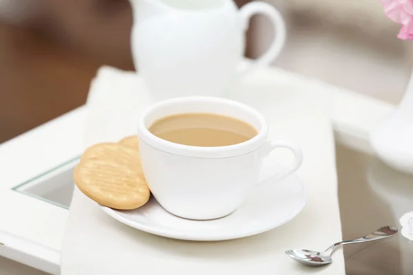 Kopp med kaffe på bordet. – stockfoto
