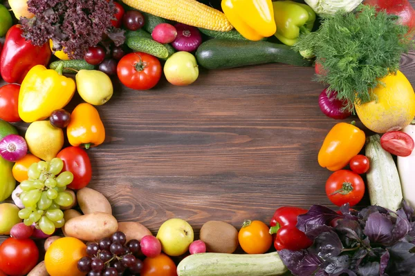 Un mucchio di frutta e verdura su sfondo di legno — Foto Stock