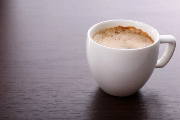 Taza de café en la mesa de cerca —  Fotos de Stock