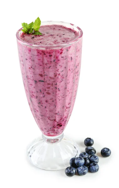 Glas Blaubeer-Smoothie isoliert auf weiß — Stockfoto