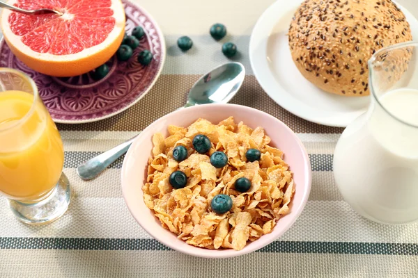 Café da manhã saudável com frutas e bagas na mesa de perto — Fotografia de Stock