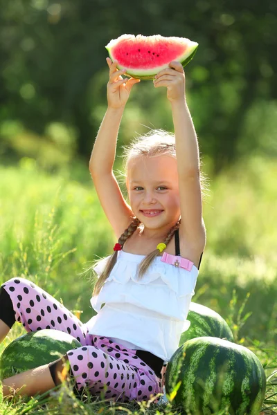 Μικρό κορίτσι με τα καρπούζια — Φωτογραφία Αρχείου