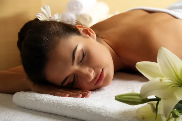 Jonge vrouw op massagetafel — Stockfoto