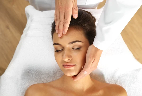 Mujer joven en salón de spa de belleza — Foto de Stock