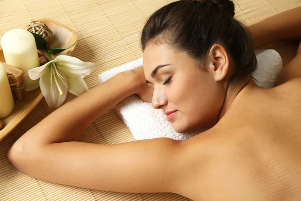 Giovane donna sul lettino da massaggio — Foto Stock