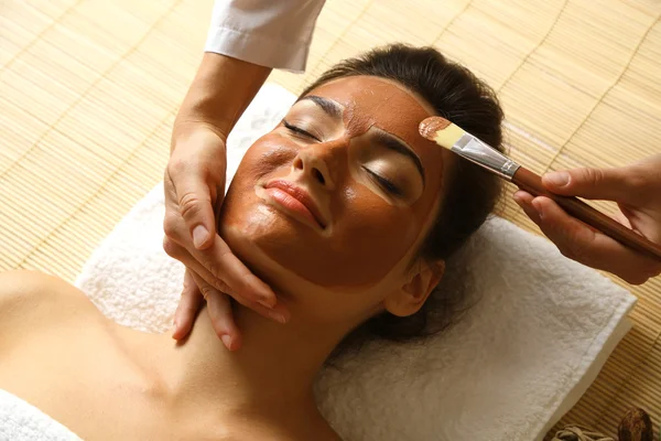 Mujer mientras que el procedimiento cosmético facial — Foto de Stock