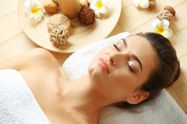 Jonge vrouw op massagetafel — Stockfoto