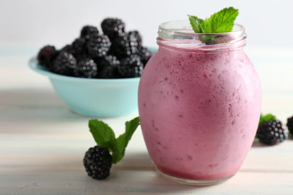 Ahşap masa üstünde böğürtlen ile lezzetli berry güler yüzlü yakın çekim — Stok fotoğraf