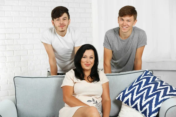 Glad familj porträtt på soffa — Stockfoto