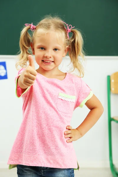 Linda menina em sala de aula — Fotografia de Stock