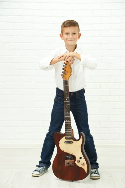 Niño pequeño con guitarra — Foto de Stock