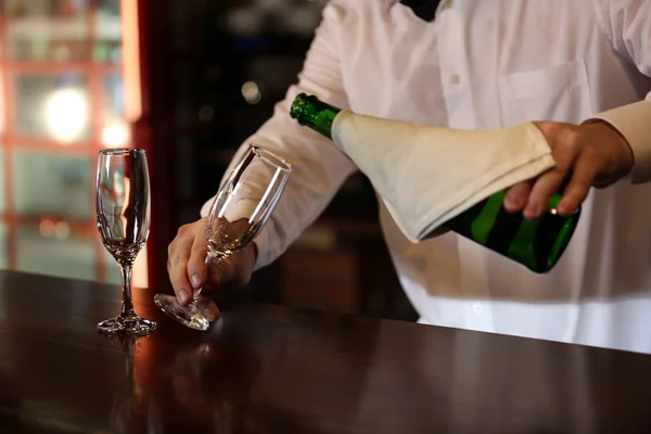 Camarero vertiendo champán en el vaso —  Fotos de Stock