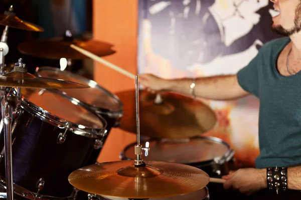 Handen van drummer met stokken en drums — Stockfoto