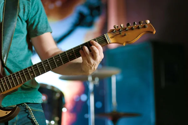 Jovem tocando guitarra elétrica — Fotografia de Stock