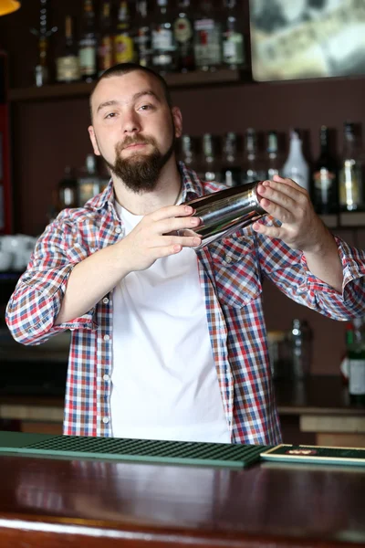 Yakışıklı barmen portresi — Stok fotoğraf