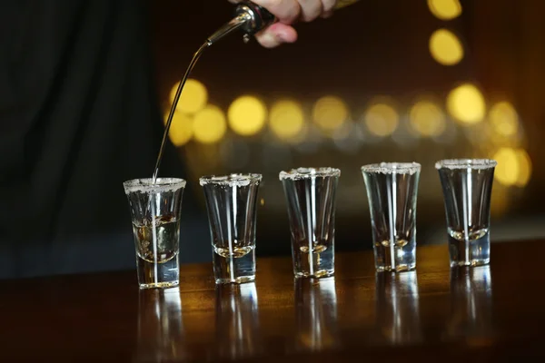Barman está derramando tequila — Fotografia de Stock