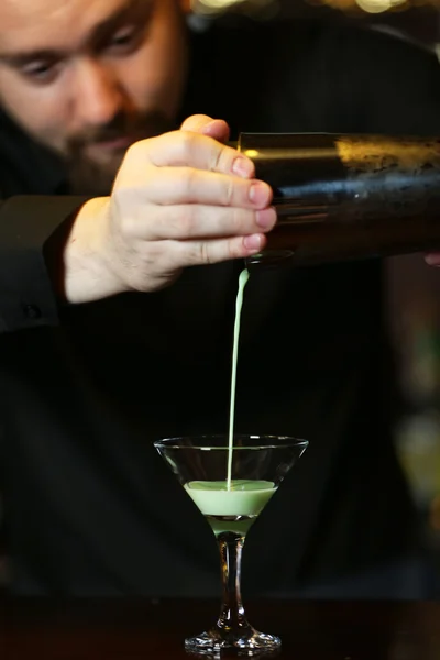 Barman, takže koktejl — Stock fotografie