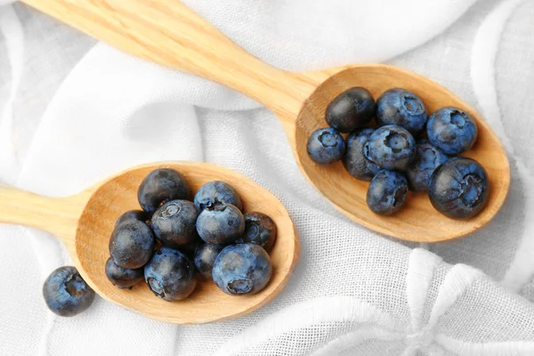 Frische Blaubeeren in Löffeln auf dem Tisch aus nächster Nähe — Stockfoto