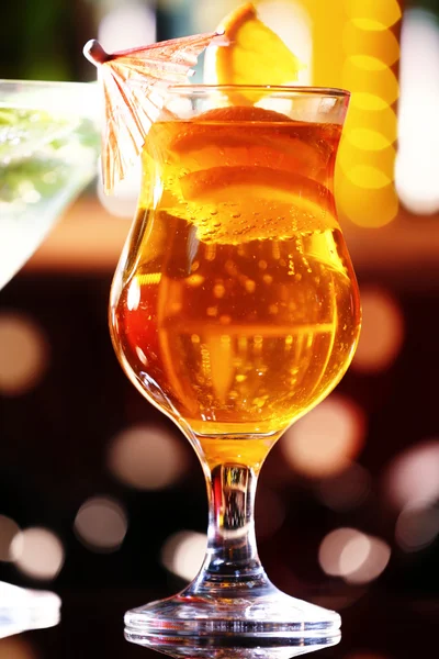 Склянка коктейлю на барному фоні — стокове фото
