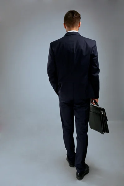 Homem elegante de terno com pasta — Fotografia de Stock