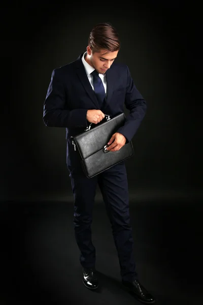 Elegante man in pak met werkmap — Stockfoto