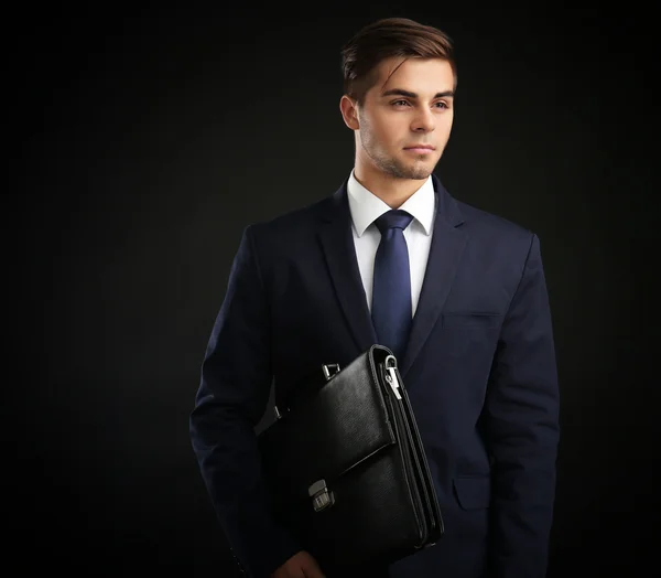 Елегантний чоловік у костюмі з портфелем — стокове фото