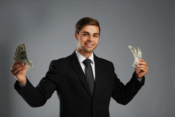 Elegáns férfi öltöny kezében pénz — Stock Fotó