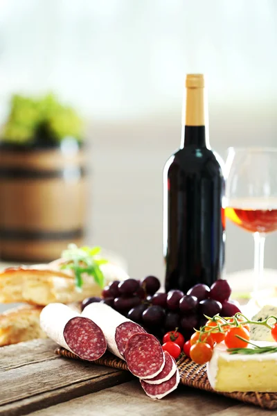 Stillleben mit verschiedenen italienischen Speisen und Weinen — Stockfoto