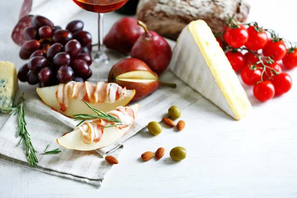 Натюрморт с различными видами итальянской кухни и вина — стоковое фото