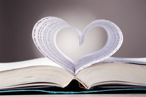 Pagine di libri ricurve a forma di cuore — Foto Stock