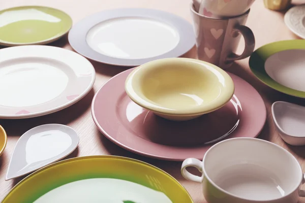 Masanın üzerinde farklı tabak seti — Stok fotoğraf