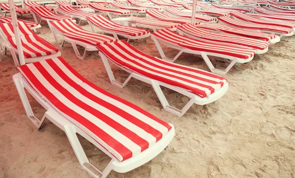 Camas de sol na praia do mar — Fotografia de Stock