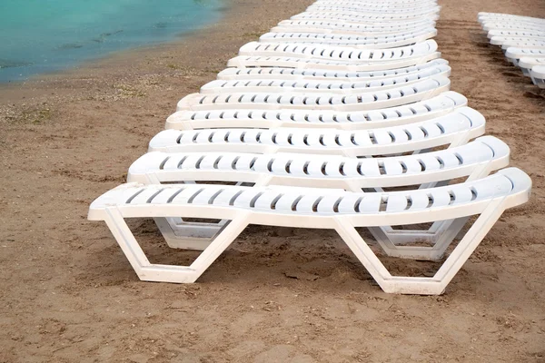 Camas de sol na praia do mar — Fotografia de Stock