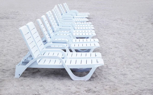 Sonnenliegen am Strand — Stockfoto