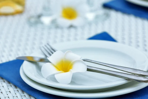 Apparecchiatura tavola con fiore frangipani — Foto Stock