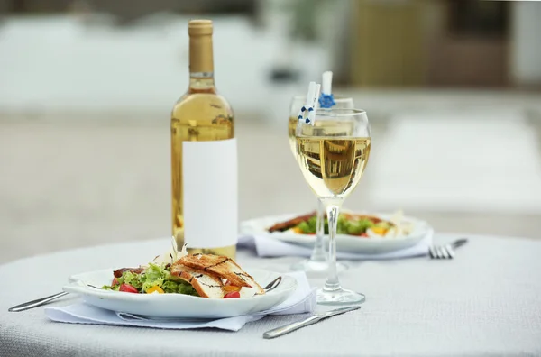 Leckerer Salat mit Wein — Stockfoto