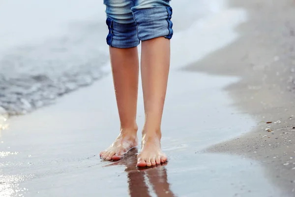 Kvinna promenader på stranden — Stockfoto