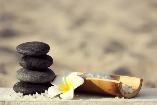 Wellness-Komposition mit Blume am Sandstrand aus nächster Nähe — Stockfoto