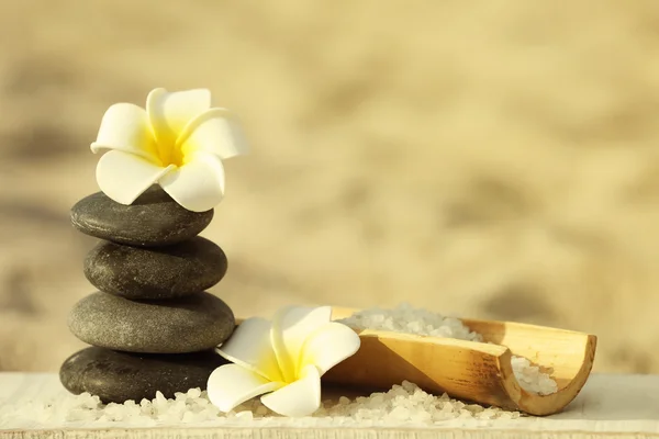 Wellness-Komposition mit Blumen am Sandstrand aus nächster Nähe — Stockfoto